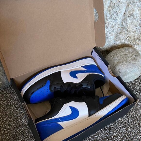 NIKE Air Jordan 1 Low (Size: 4Y /BigKids) *NWT* - Picture 3 of 12